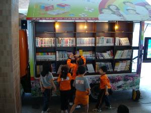 鄉公所行動圖書車到校，開新視窗